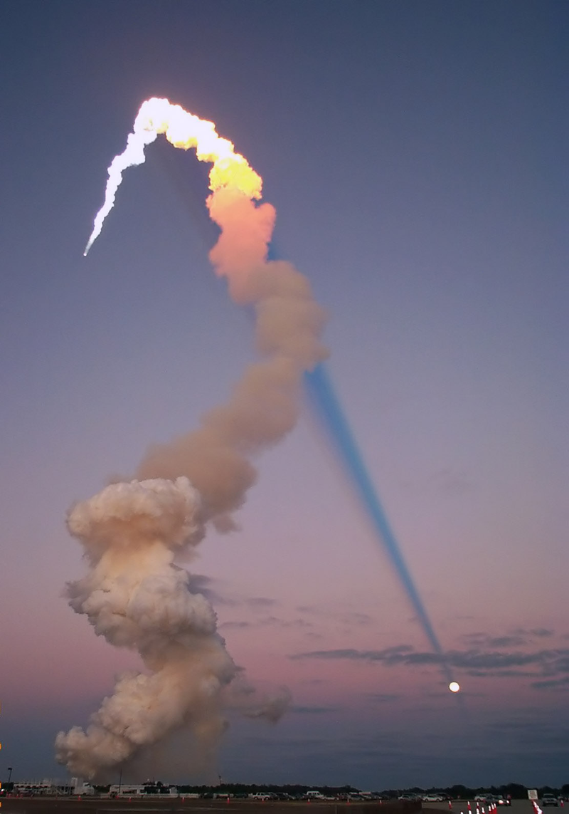 Illustration for article titled An ordinary space shuttle launch (apparently) shot a blue laser at the Moon